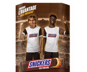 Snickers mise sur les footballeurs Luka Modric et Bukayo Saka pour sa campagne « Rookie Mistake » (erreur de débutant)