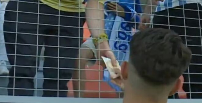 Insolite : Un joueur de Málaga vend son maillot 50€ directement à un supporter dans les tribunes après un match