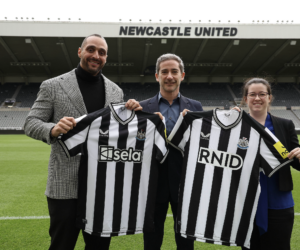 Sela dévoile des maillots spéciaux de Newcastle pour améliorer l’expérience des sourds au stade