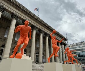 Nike installe des statues géantes de Mbappé, Wembanyama et LeBron James devant le Palais Brongniart et dévoile les tenues basket et athlétisme pour Paris 2024