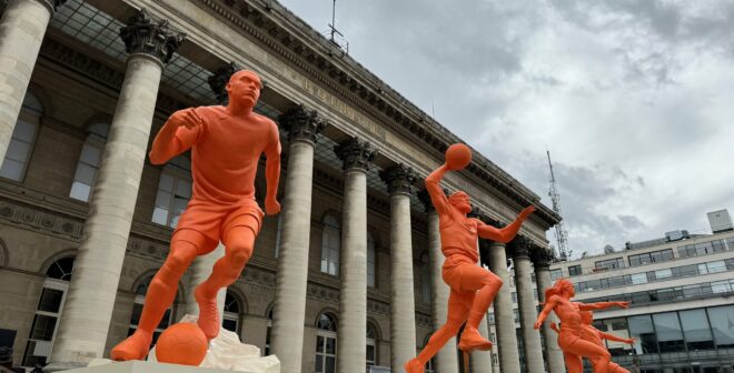 Nike installe des statues géantes de Mbappé, Wembanyama et LeBron James devant le Palais Brongniart et dévoile les tenues basket et athlétisme pour Paris 2024