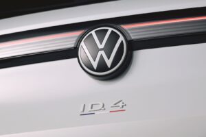 Volkswagen lance une série limitée FFF à 23 exemplaires de la voiture électrique ID.4 et offre une expérience de « chauffeur des Bleus » !