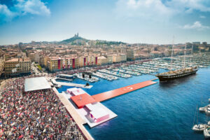 Paris 2024 – 6 000 cubes flottants pour réaliser la piste d’athlétisme flottante qui va accueillir la Flamme Olympique et le Belem au Vieux-Port de Marseille