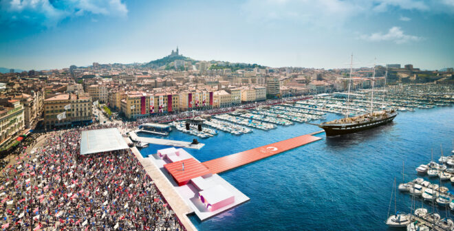 Paris 2024 – 6 000 cubes flottants pour réaliser la piste d’athlétisme flottante qui va accueillir la Flamme Olympique et le Belem au Vieux-Port de Marseille