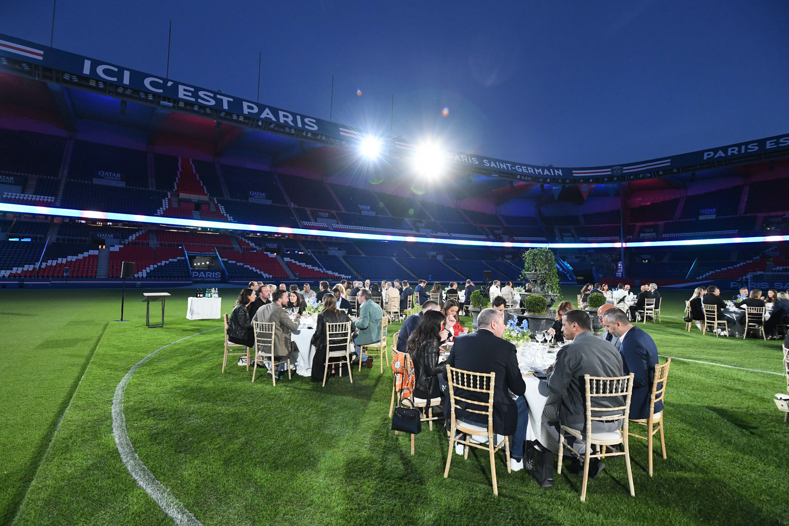 Le PSG organise un incroyable dîner au Parc des Princes pour ses ...