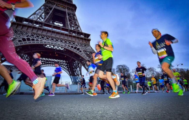Saucony devient partenaire titre du 10km de la Tour Eiffel 2025