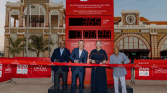 OMEGA dévoile l'horloge du compte à rebours à un an de l'ouverture des JOJ de Dakar 2026