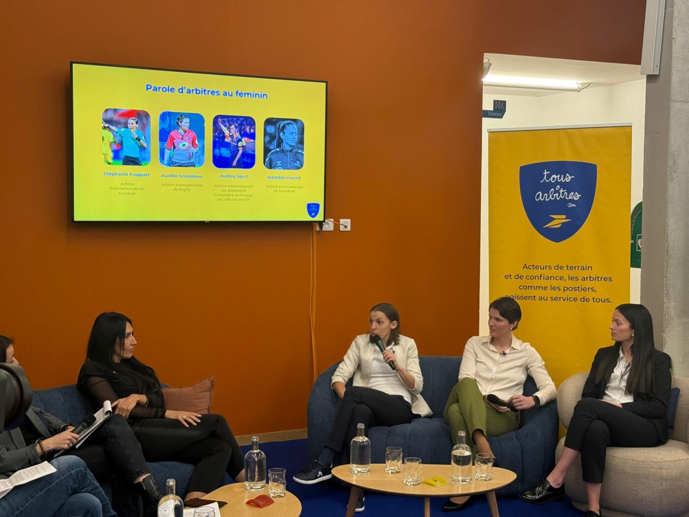 Quatre arbitres internationales ont discuté de sujets autour de la féminisation de l'arbitrage français au Musée de La Poste à Paris.