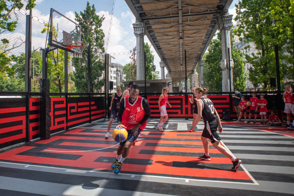 Un terrain de basketball financé par la Caisse d'Epargne.