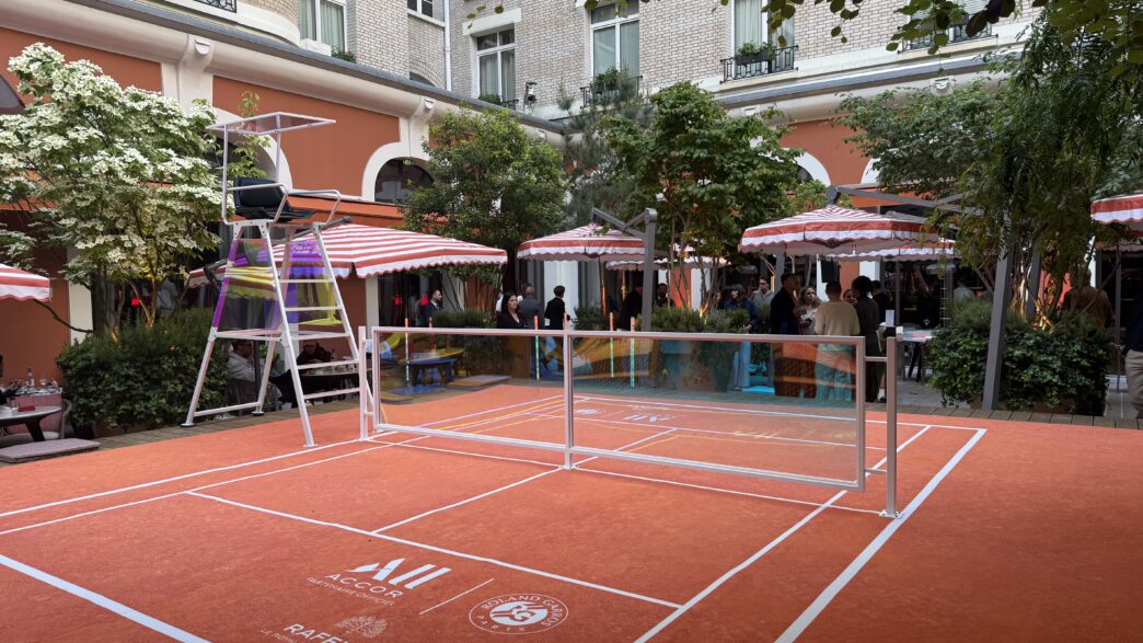 Le Royal Monceau – Raffles Paris (VIIIe) propose un mini court de tennis au centre de son lobby.