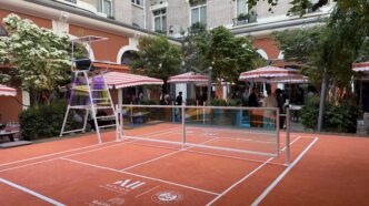 Le Royal Monceau – Raffles Paris (VIIIe) propose un mini court de tennis au centre de son lobby.