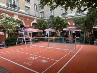 Le Royal Monceau – Raffles Paris (VIIIe) propose un mini court de tennis au centre de son lobby.