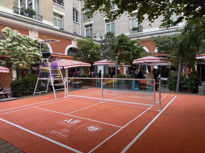 Le Royal Monceau – Raffles Paris (VIIIe) propose un mini court de tennis au centre de son lobby.