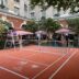 Le Royal Monceau – Raffles Paris (VIIIe) propose un mini court de tennis au centre de son lobby.